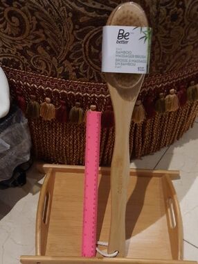 FATHER' DAY NWT Be Better Bamboo Bath & Massager Brush in Natural Wood